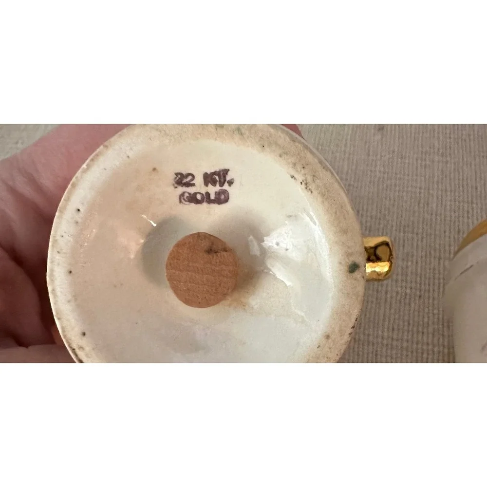 Vintage santa Christmas Salt And Pepper Shakers 22k Gold Cute! - Picture 3 of 3